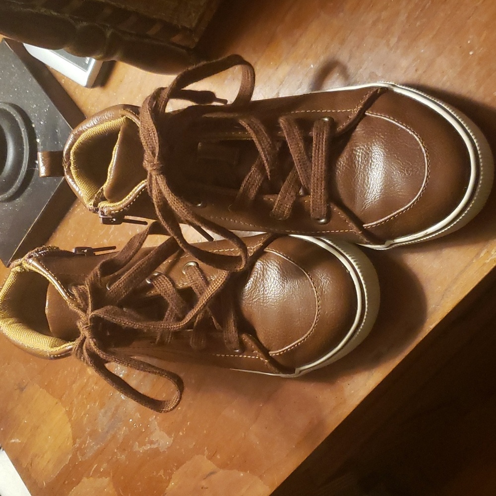Boys shoes